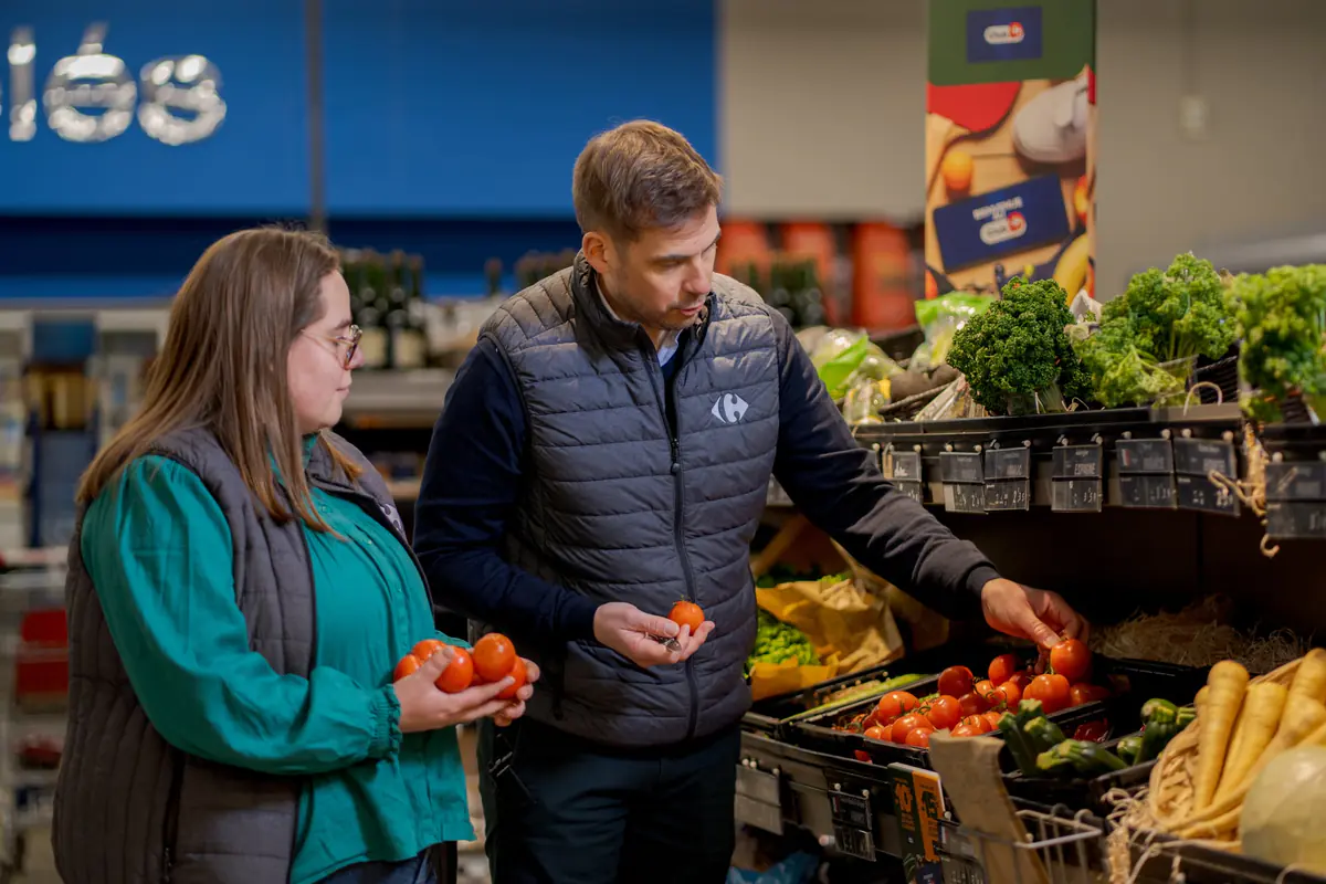 Franchisé Carrefour Proximité et une collaboratrice au rayon fruits et légumes de son magasin à Rennes